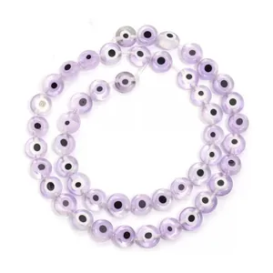 Gros plan de perles en verre violettes œil protecteur pour création de bijoux