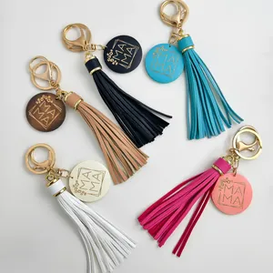 Detailweergave van veelkleurige PU-leren kwastje-sleutelhangers met MAMA gegraveerde bedels