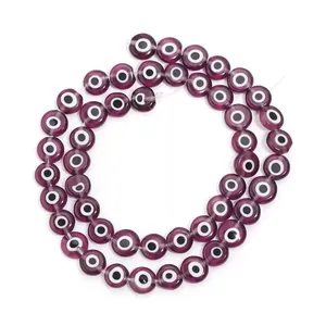 Gros plan de perles en verre œil de bœuf violettes et plates pour la création de bijoux