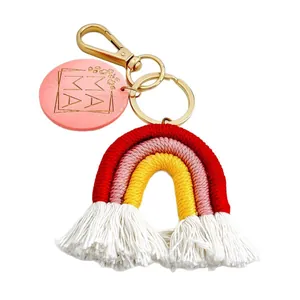 Handgemaakte macramé regenboog sleutelhanger met witte kwastjes en MAMA hanger.