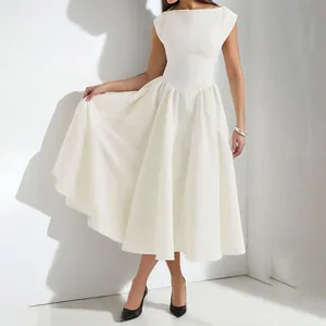 Robe midi élégante blanche sans manches de style français avec une jupe évasée