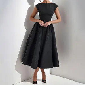 Robe midi noire élégante de style français avec col bateau et jupe évasée en forme de A.
