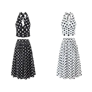 Zweiteiliges Retro-Polka-Dot-Set mit Neckholder-Top und langem plissierten Rock.
