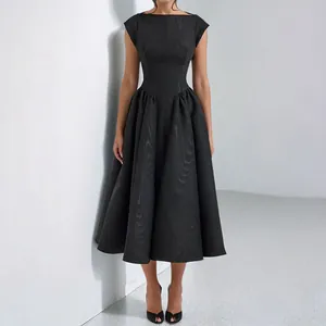 Vue détaillée de la robe midi noire texturée avec une encolure bateau structurée