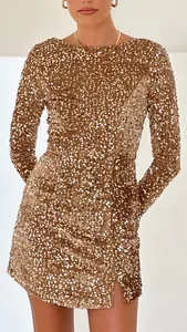 Detailansicht der funkelnden goldfarbenen Pailletten-Textur eines Party-Minikleides.