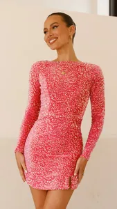 Nahaufnahme eines rosa Pailletten-Minikleids mit langen Ärmeln für Partys und Events