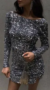 Detailansicht eines eleganten silbernen Pailletten-Minikleids mit langen Ärmeln