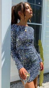 Detailansicht eines schimmernden blau paillettierten Langarm-Mini-Partykleides am Modell