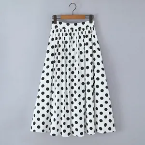 Klassischer weiß-schwarzer Maxirock mit Polka Dots, eleganten Falten und bequemem hohem Bund