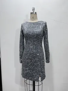 Elegantes silbergraues Pailletten-Minikleid mit langen Ärmeln für Partys auf Schaufensterpuppe