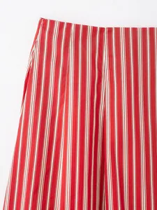 Gros plan détaillé de la texture à rayures verticales rouges et blanches d'une jupe midi classique