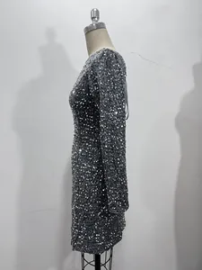 Detailseitenansicht eines schimmernden silbernen Pailletten-Abendkleids mit langen Ärmeln