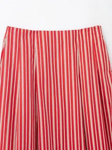 Vue détaillée de la taille plissée sur une jupe midi à rayures rouges et blanches