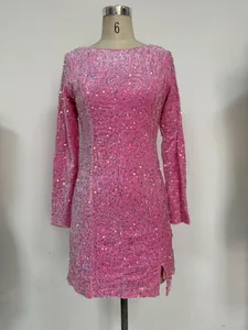 Detailansicht eines funkelnden rosa Pailletten-Langarm-Partykleides an einer Schaufensterpuppe