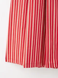 Vue macro d'un tissu à rayures rouges et blanches montrant les détails de l'ourlet fin