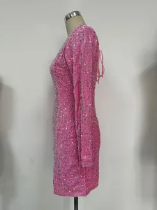 Seitenansicht des pinkfarbenen Paillettenkleides mit langem Arm und rückenfreiem Design.