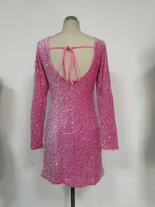 Rückansicht eines glamourösen rosa Pailletten-Minipartykleids mit offenem Rücken und Bindedetail