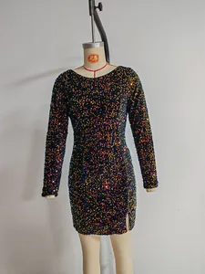 Elegantes, langärmeliges Pailletten-Minikleid mit farbenfrohen, schimmernden Details