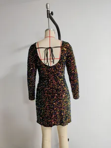 Rückansicht eines schimmernden bunten Pailletten-Minikleids mit einem rückenfreien Design.