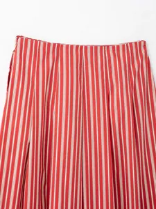 Vue détaillée de la taille d'une jupe midi à rayures verticales rouges et blanches