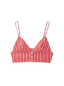 Crop top caraco à rayures rouges et blanches avec fines bretelles et boutons devant.