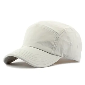 Detail einer hellgrauen 5-Panel-Outdoor-Kappe aus schnell trocknendem, wasserfestem Stoff.
