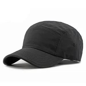 Detailansicht einer schwarzen schnelltrocknenden Five-Panel-Cap mit Premium-Textur und Nähten.