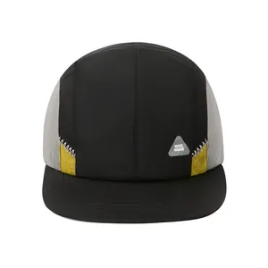 Detailansicht eines Retro 5-Panel-Baseballcaps aus schnelltrocknendem Nylon Gewebe.