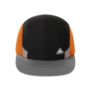 Vorderansicht Detail einer farblich abgesetzten 5-Panel Outdoor-Sportkappe in Orange