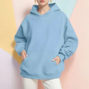 Dettaglio felpa con cappuccio oversize celeste con tasca a marsupio e cordoncino