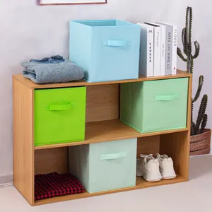 Gedetailleerd overzicht van gekleurde stoffen opbergkubussen op een houten boekenkast