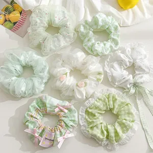 Exquisites Set mit sieben ästhetischen grünen und weißen floralen Spitzen-Scrunchies für Haare