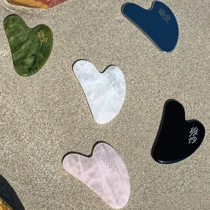Set di strumenti per il massaggio facciale Gua Sha in quarzo rosa naturale e giada a cuore