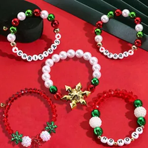 Kerstmis kralen armband set met rode groene witte parels en sneeuwvlok hangers