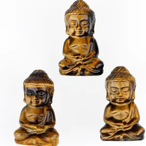Nahaufnahme von drei handgeschnitzten Baby-Buddha-Statuen aus natürlichem Tigerauge-Stein
