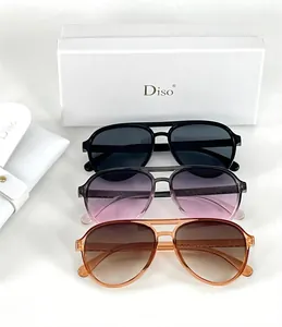 Collectie van drie stijlvolle retro aviator zonnebrillen met dubbele brug en merkverpakking