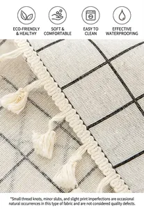 Detalle de mantel de lino a cuadros con elegantes borlas blancas