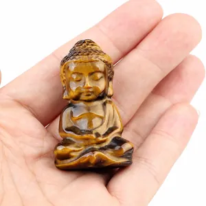 Detailansicht einer handgeschnitzten Baby-Buddha-Statue aus natürlichem Tigerauge
