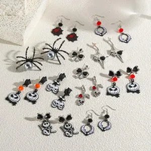 Gedetailleerd overzicht van diverse Halloween oorbellen met spinnen, pompoenen en spoken.