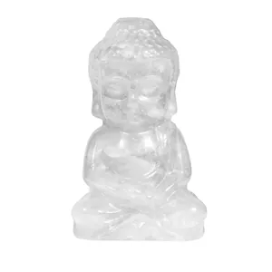 Detailaufnahme einer lichtdurchlässigen Baby-Buddha-Kristallfigur aus Bergkristall