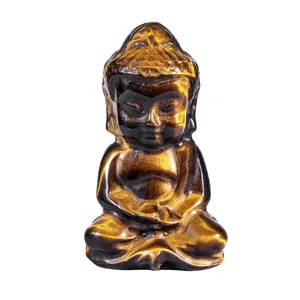 Detailansicht einer handgeschnitzten Baby-Buddha-Figur aus Tigerauge-Stein