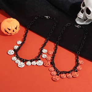 Close-up van Halloween-pompoenkettingen met zwarte grove kettingen en hangers.