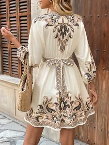 Abito estivo boho con stampa paisley, cintura annodabile e maniche medie, vista dettagliata