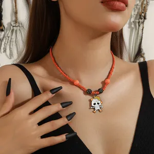 Detail van Halloween kralenketting met een schattige cartoon skelet karakter hanger.