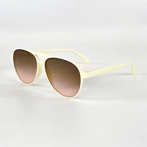 Detailweergave van vintage pilotenzonnebril met een crème frame en gradiënt glazen