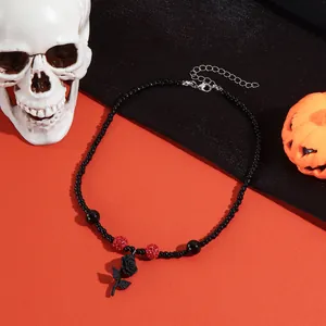 Detailopname van een gotische zwarte kralenketting met rooshanger en Halloween decoratie
