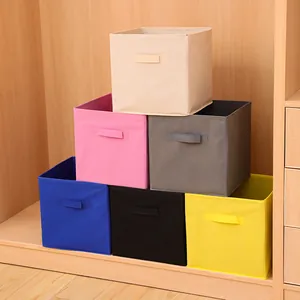 Juego de cajas de almacenamiento plegables de tela no tejida apiladas en armario de madera