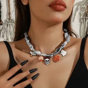 Gedetailleerde close-up van een Halloween-choker met pompoen-, schedel- en spookhangers.