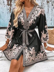Abito estivo alla moda con maniche a metà e cintura con stampa paisley posizionata