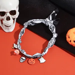 Halloween stoffen ketting met spook-, pompoen- en schedelbedels op oranje